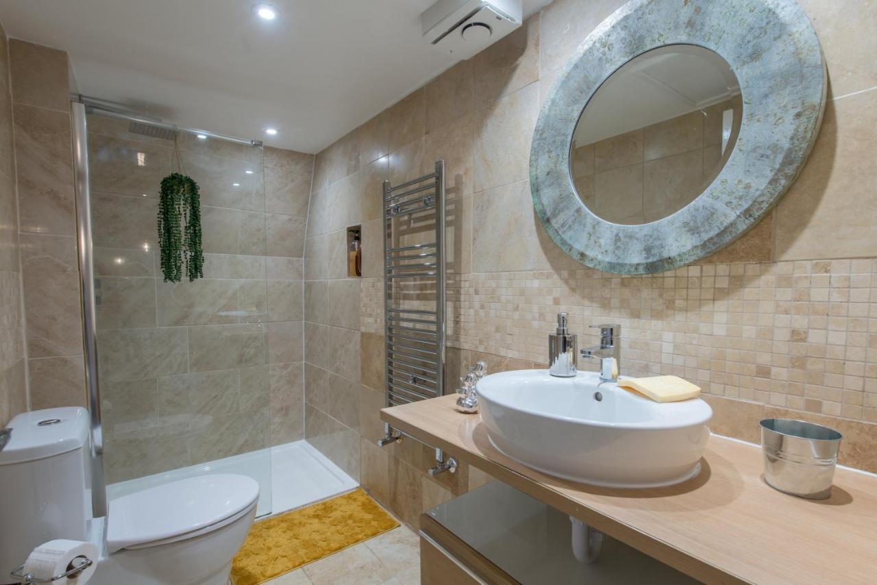 Luxe Maisonette- Parking, 4K Tvs, Leds, Local Snacks And More! Bath Bagian luar foto