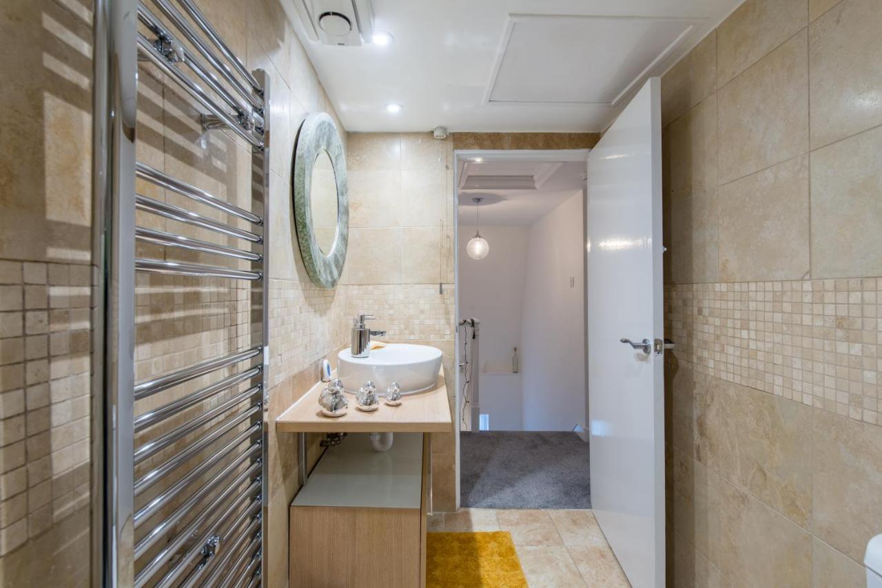 Luxe Maisonette- Parking, 4K Tvs, Leds, Local Snacks And More! Bath Bagian luar foto
